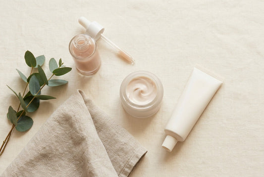 Serum, dagcrème en zonnebrand naast elkaar in de juiste volgorde voor je huidverzorging